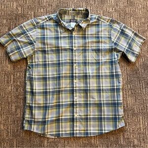 Patagonia men’s short sleeve button down shirt size XL, blue yellow white plaid